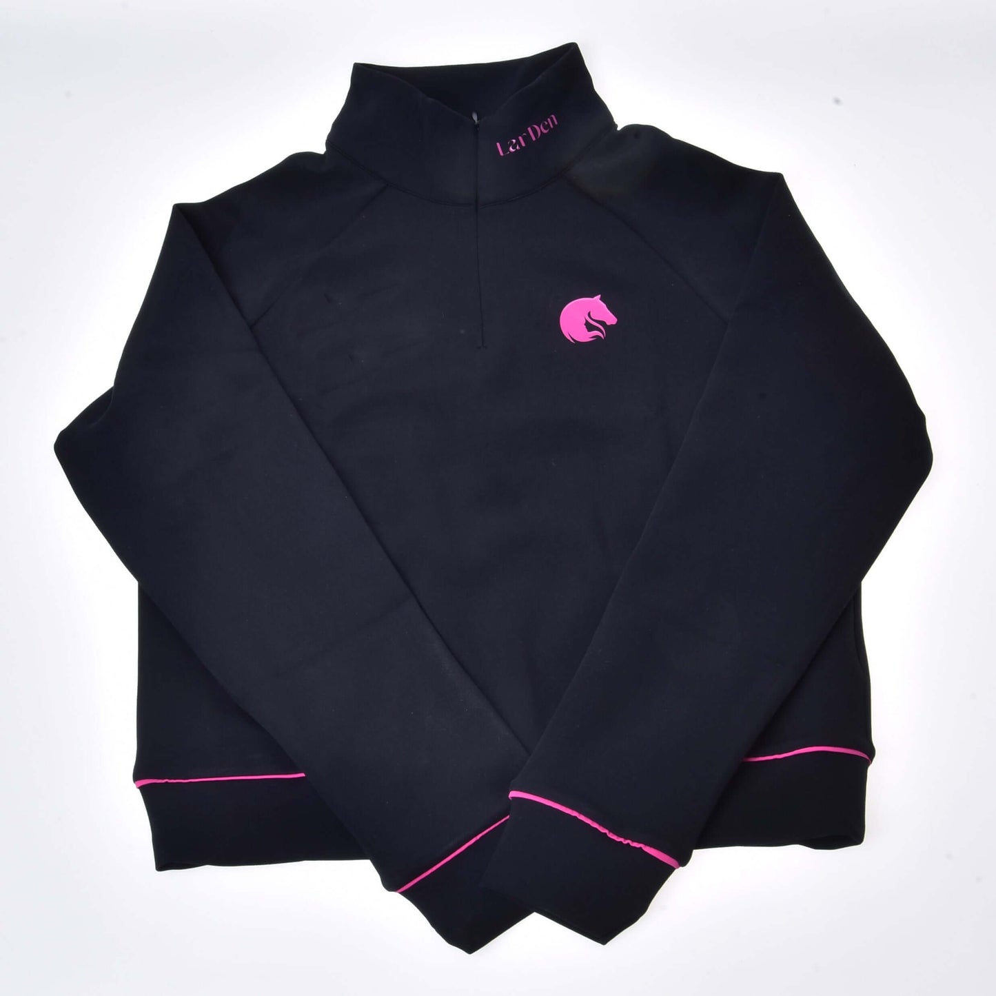 Sweat-shirt LarDen de Hobby Horse LarDen, pull noir à manches longues avec col demi-zip, bordure rose aux poignets, logo tête de cheval rose sur la poitrine et texte LUV DVL sur le col.