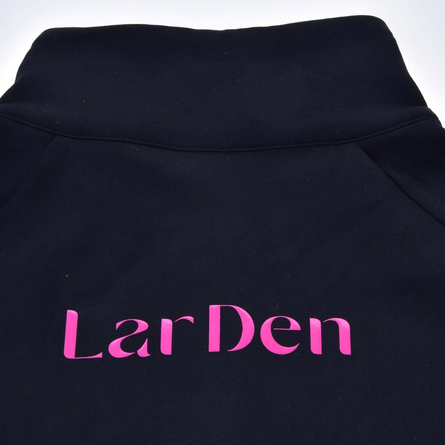 Sweat-shirt LarDen de Hobby Horse LarDen, sweat-shirt noir avec « LarDen » en grandes lettres roses sur le devant, parfait pour le confort et pour toutes les occasions.