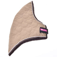 Hobby Horse LarDen Halsteil Bonanza ist eine hellbraune gesteppte Hundejacke aus Stoff mit Herzsteppung, brauner Einfassung und einem Klettverschlussriemen mit pinkem „Let Demi“-Label. Sichere Verschlüsse sorgen für Komfort und Passform. Vor weißem Hintergrund.