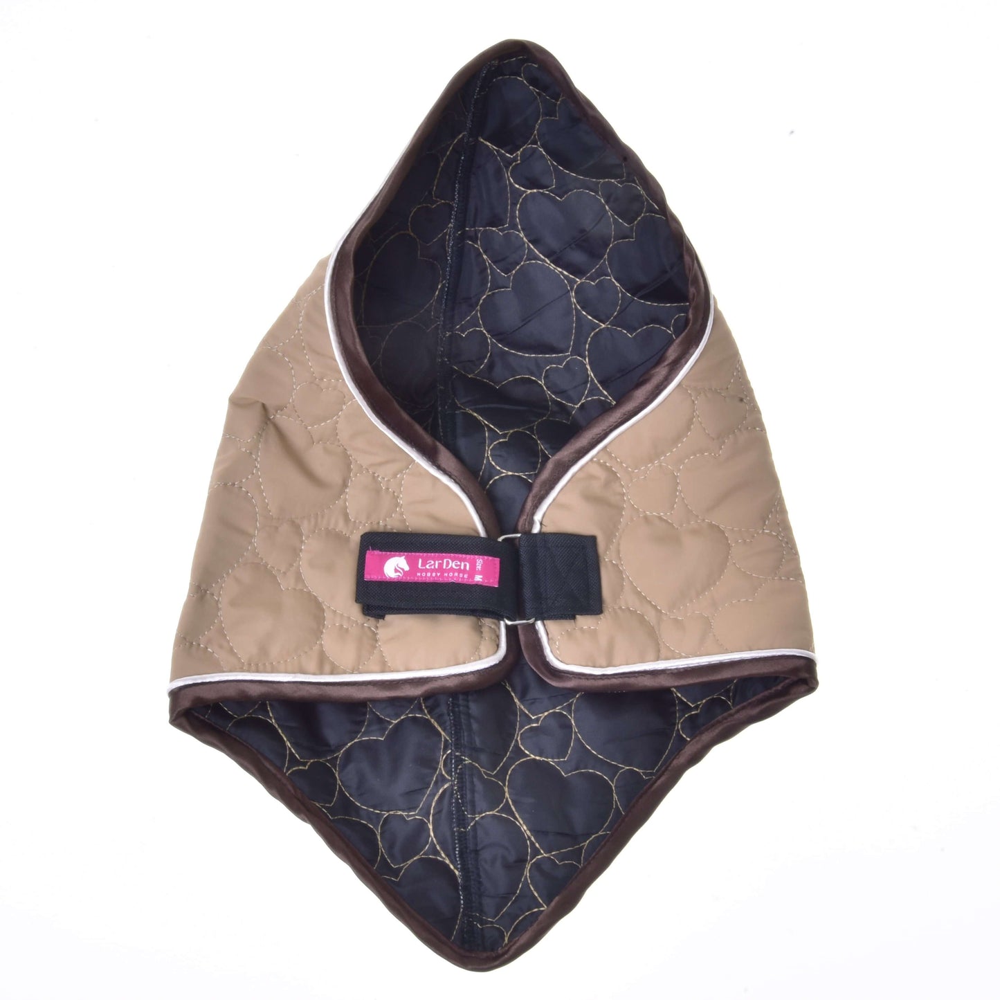 Hobby Horse LarDen Halsteil Bonanza ist ein gesteppter Haustiermantel in Hellbraun und Braun mit Herzmuster, schwarzem Futter, goldener Steppung, pinkem Lauren-Label, sicheren Verschlüssen und schwarzem Klettverschlussriemen zum einfachen Befestigen.