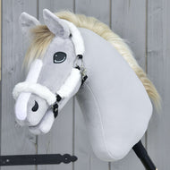 Das Hobby Horse LarDen Fellhalfter Teddy Classic zeigt ein Plüsch-Hobby Horse mit hellgrauem Fell, weißer Mähne, weißen Gesichtszeichnungen und weißem Halfter, auf einem Stock vor einem Holz-Hintergrund.