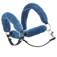 Das Fellhalfter Teddy Petrol von Hobby Horse LarDen hat blaues flauschiges Fell, schwarze Lederriemen sowie silberne Metallringe und einen Verschluss für einen bequemen, sicheren Sitz am Kopf eines Pferdes.