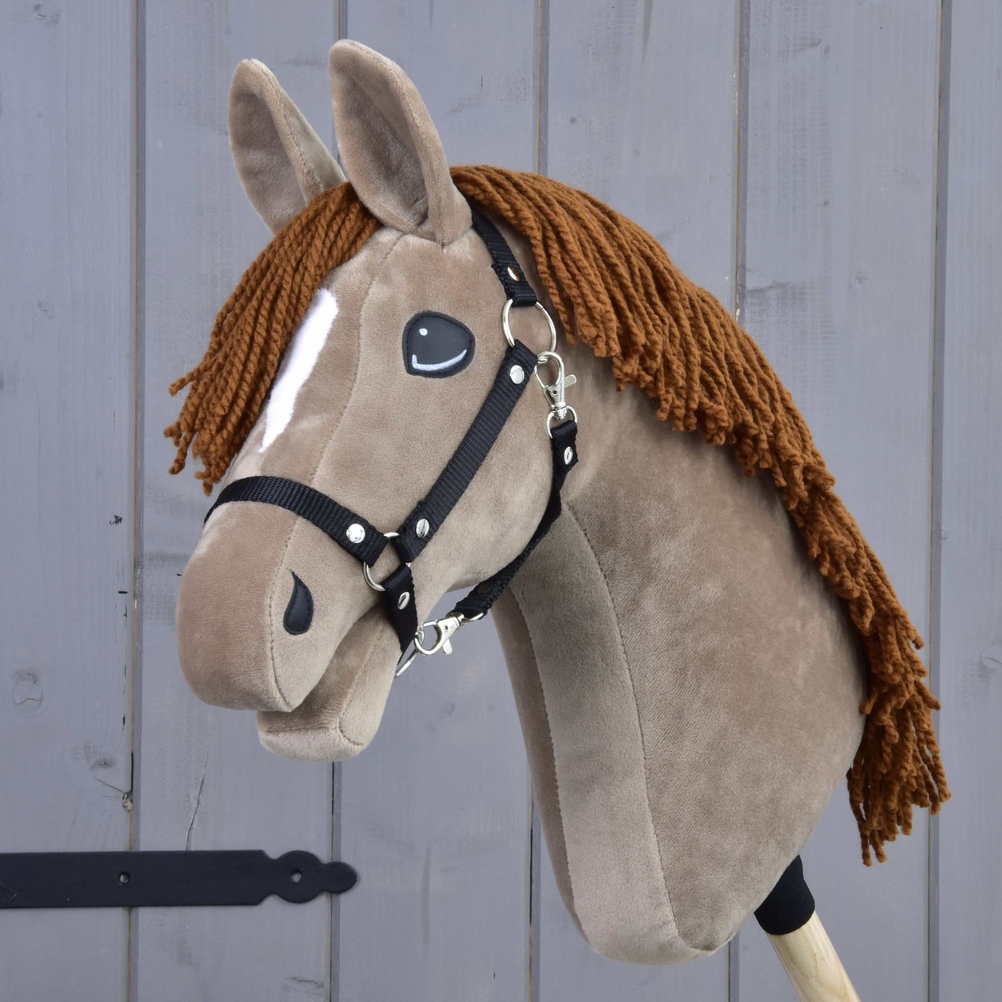 Hobby Horse Oliver avec licol noir + licol en fourrure GRATUIT de Hobby Horse LarDen, avec fourrure brune, liste blanche, crinière en fil, livré avec un licol noir et un licol en fourrure offert. Il est inspiré d’un étalon Oldenbourg et monté sur un bâton en bois.