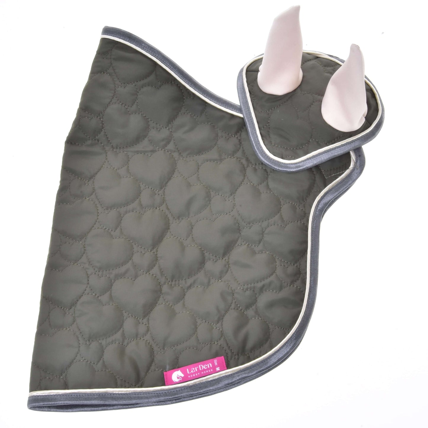 Das Set Olivetti von Hobby Horse LarDen umfasst eine grüne gesteppte Fliegenhaube und eine passende Schabracke mit grauer Einfassung und weißem Innenfutter der Ohren, gezeigt vor weißem Hintergrund. Ein rosa Etikett ist an der Schabracke befestigt – ideal für deine Sammlung.