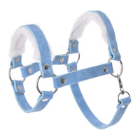 Hobby Horse LarDen Halfter mit Fell - Kunstleder Pastell Blue, ein hellblaues verstellbares Haustiergeschirr mit Metallringen und Nieten, gefüttert mit weichem weißem Kunstfell für Komfort und inspiriert von einem Halfter für Hobby Horse.