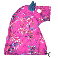 Der Hobby Horse Schutzanzug Pink Beauty (Lycra) von Hobby Horse LarDen ist ein leuchtend pinker Schutzanzug mit Blumenmuster für Hobby Horse, in Form eines Pferdekopfes mit blauen Ohren, runder Gesichtsöffnung und Kordelzug am unteren Rand.