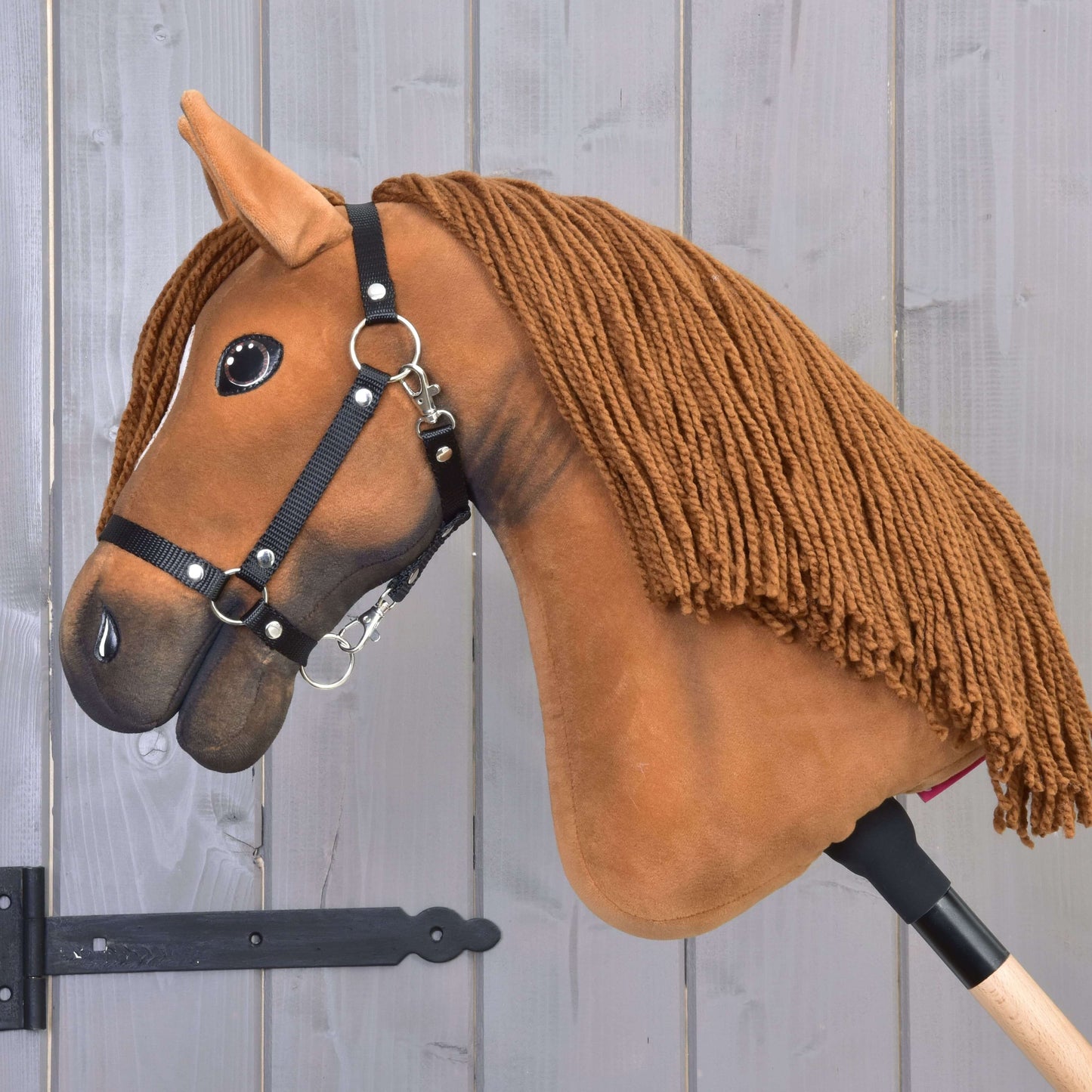 Hobby Horse Pippa avec licol noir de Hobby Horse LarDen avec tête alezane en peluche, longue crinière en fil, monté sur un bâton en bois, parfait pour le jeu imaginatif devant n'importe quelle clôture.