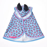 Regendecke Blue Leopard von Hobby Horse LarDen ist ein blaues Cape mit pinkem und dunkelblauem Leopardenmuster, hellblauer Einfassung und zwei schwarzen Stoffhörnern an der Kapuze – ideal für Abenteuer bei jedem Wetter.