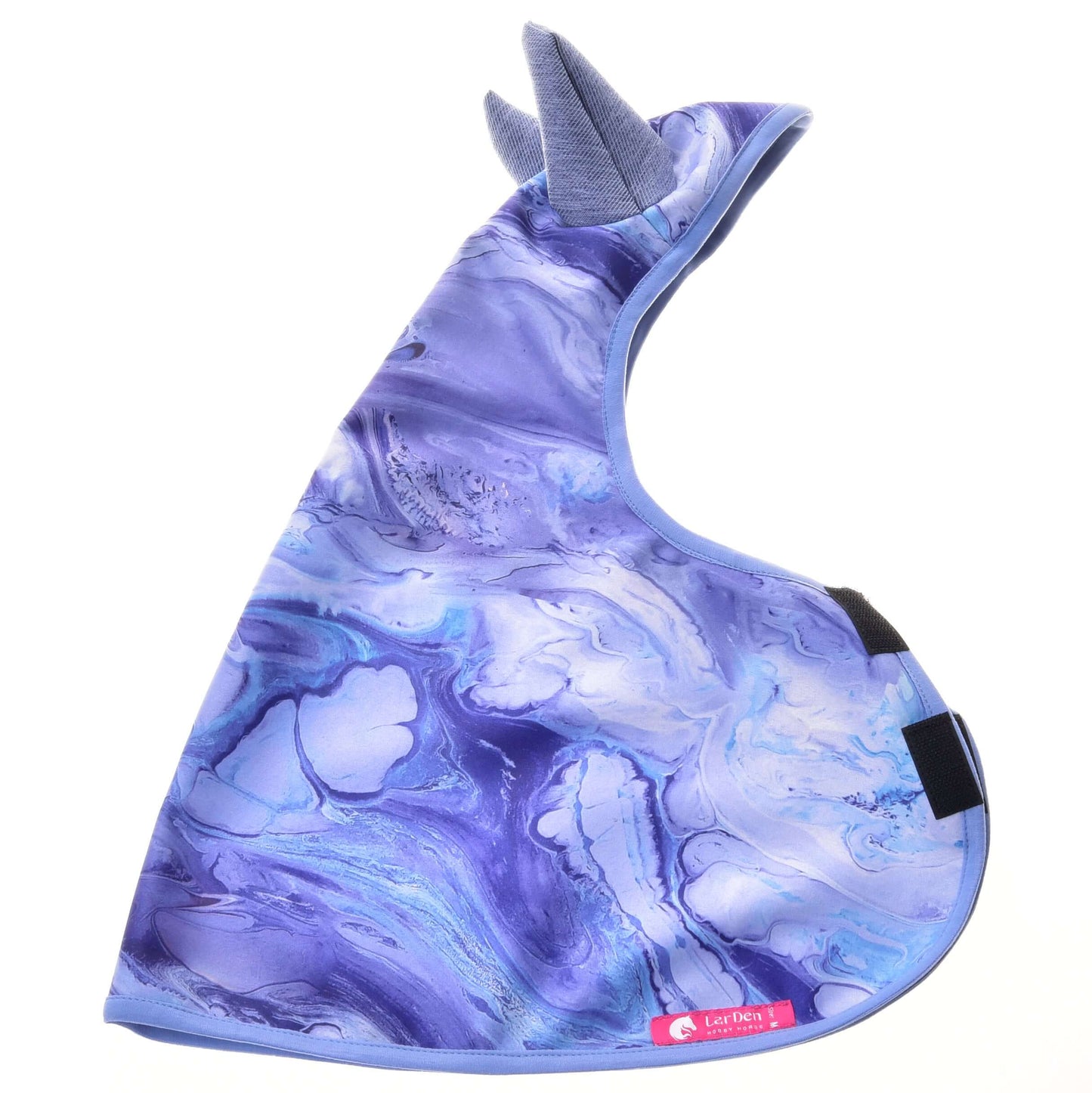 Die Hobby Horse LarDen Regendecke Galaxy Blue ist ein blau-lila marmoriertes, capeartiges Haustierkostüm mit zwei weichen, hornförmigen Ohren und seitlichem Klettverschluss – perfekt als Allwetter-Regendecke für deinen pelzigen Freund.