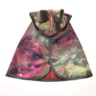 Regendecke Galaxy von Hobby Horse LarDen ist ein Allwetter-Regenmantel für Hunde mit buntem abstraktem Muster, zwei schwarzen Ohröffnungen oben und einem pinken „LetiPet“-Anhänger unten links, vor weißem Hintergrund.