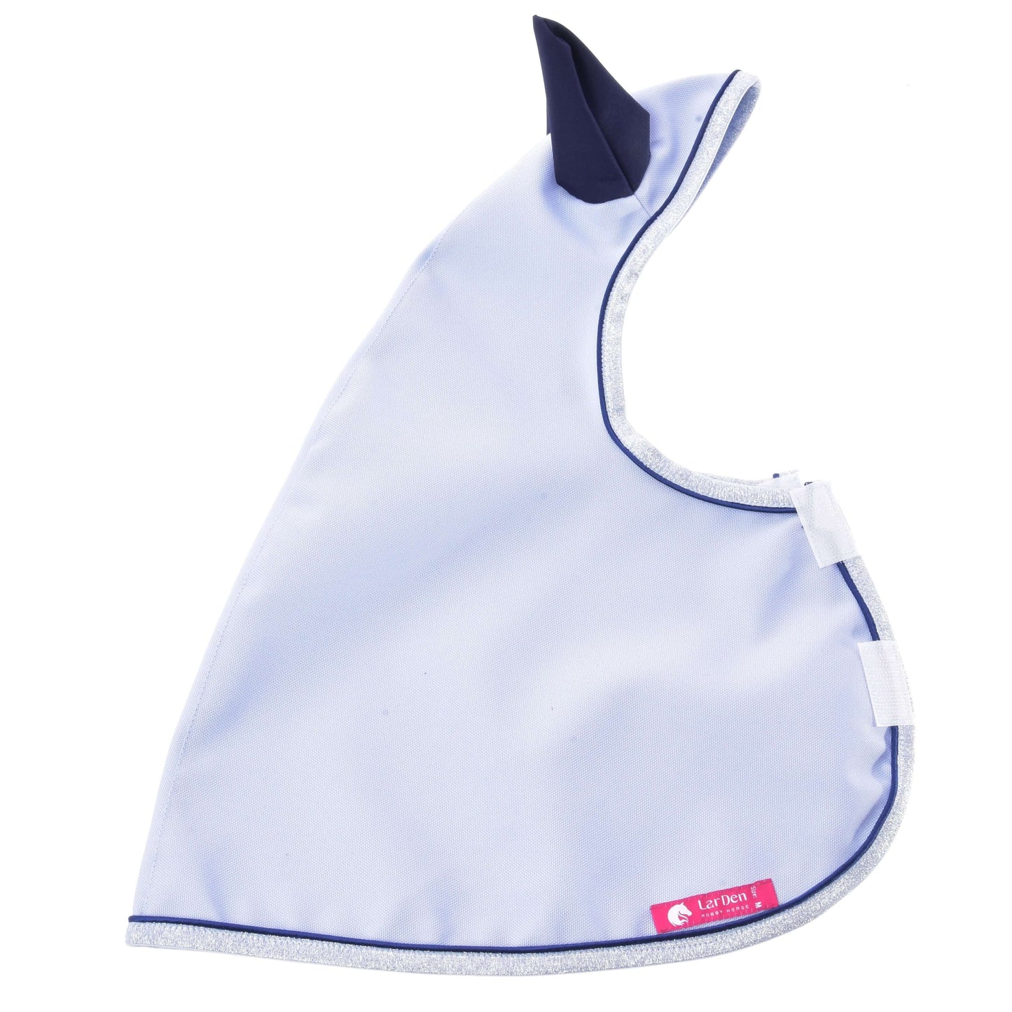 Imperméable Luméa de Hobby Horse LarDen, accessoire bleu clair pour Hobby Horse avec protège-oreilles bleu marine, bordure grise, étiquette rose Cat Chex et deux sangles latérales blanches en Velcro.