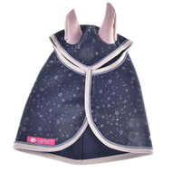Die Regendecke Pinkie Blue (softshell) von Hobby Horse LarDen zeigt ein dunkelblaues Regentropfenmuster, hellrosa Einfassung und zwei rosa Ohrformen oben sowie ein pinkes LarDen-Etikett am Saum – perfekt für Haustierausflüge bei jedem Wetter.