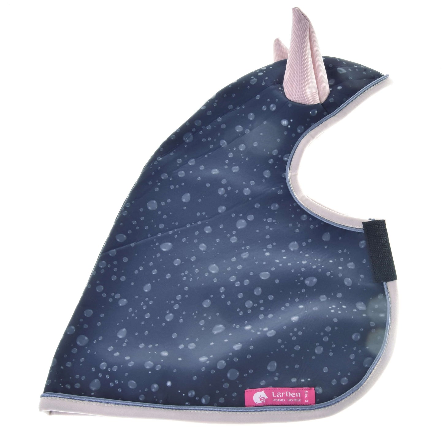 Die Regendecke Pinkie Blue (softshell) von Hobby Horse LarDen zeigt ein dunkelblaues Regentropfenmuster, rosa Einfassung und Ohren, einen schwarzen Klettverschlussriemen und ein pinkes Etikett – idealer Wetterschutz für dein Hobby Horse.
