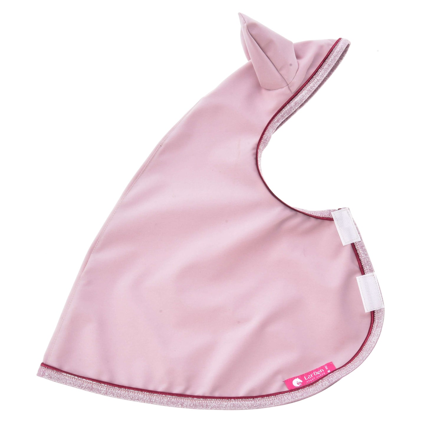 Regendecke Veloria von Hobby Horse LarDen ist ein hellrosa Cape mit Kapuze, einer spitz zulaufenden Ohrform, glänzendem Stoff und weißen Klettverschlüssen. Ein kleines rosa Etikett setzt einen Akzent am Rand – ideal bei jedem Wetter oder für Hobby Horse Abenteuer.