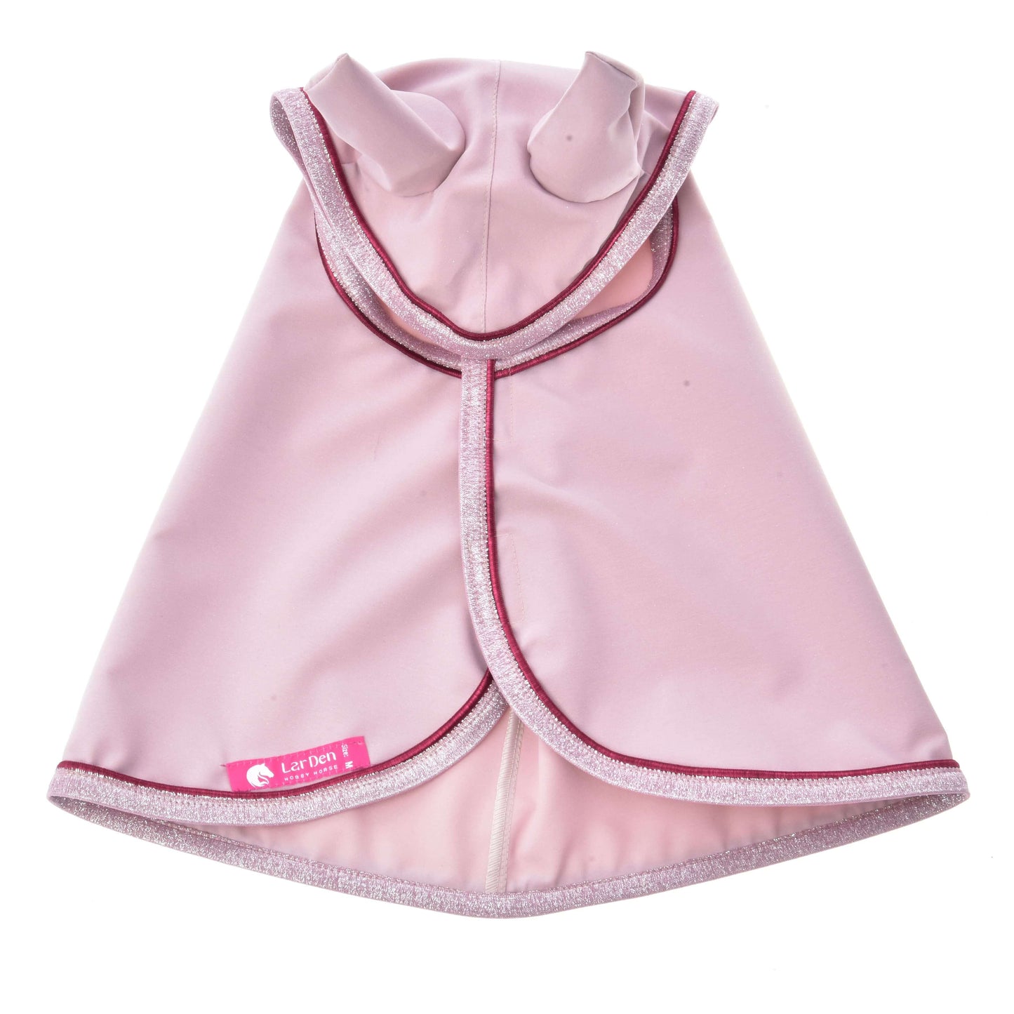Regendecke Veloria von Hobby Horse LarDen ist ein hellrosa Umhang mit Kapuze, ohrähnlichen Formen, glitzernder Einfassung und rosa Seitenlabel – ideal als Begleiter für Abenteuer bei jedem Wetter.