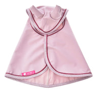 Regendecke Veloria von Hobby Horse LarDen ist ein hellrosa Umhang mit Kapuze, ohrähnlichen Formen, glitzernder Einfassung und rosa Seitenlabel – ideal als Begleiter für Abenteuer bei jedem Wetter.