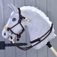 Hobby Horse LarDen Seilset Orange vor dem Hintergrund eines Holzzauns, mit einem orangefarbenen Seilset, das sicher an einem stabilen Holzstab befestigt ist.