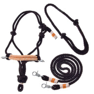 Hobby Horse LarDen Seilset Orange mit schwarzem Halfter für Hobby Horse und Führstrick mit orangefarbenen und weißen Akzenten, Metallclips und passenden Zügeln – ideal für echte Pferde oder Hobby Horse Fans. Vor weißem Hintergrund.