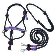 Hobby Horse LarDen Seilset Princess enthält ein schwarzes Seilhalfter und einen Führstrick mit pinken und blauen Akzenten, mehreren Knoten, Metallringen und zwei Metallclips – perfekt zum Reiten oder für Hobby Horse Fans. Ordentlich vor weißem Hintergrund präsentiert.