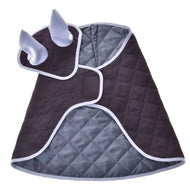 Set Purple von Hobby Horse LarDen ist eine gesteppte grau-schwarze Decke mit weißem Besatz, zwei aufrechten Ohren und tierisch inspirierten Details – ideal als besondere Decke oder verspielte Fliegenhaube für dein Hobby Horse.