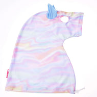 Hobby Horse LarDen Hobby Horse Schutzanzug Rainbow (Lycra) ist eine Einhornhaube in Pastell-Tie-Dye mit weichem blauem Horn, Ohr, Augenausschnitt und Kordelzug am unteren Rand, flach liegend vor weißem Hintergrund.