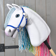 Hobby Horse Rainbow New fantaisiste de Hobby Horse LarDen, avec rênes bleues, crinière en fil bleu clair et crinière arc-en-ciel féerique pour la queue, sur fond de bois gris