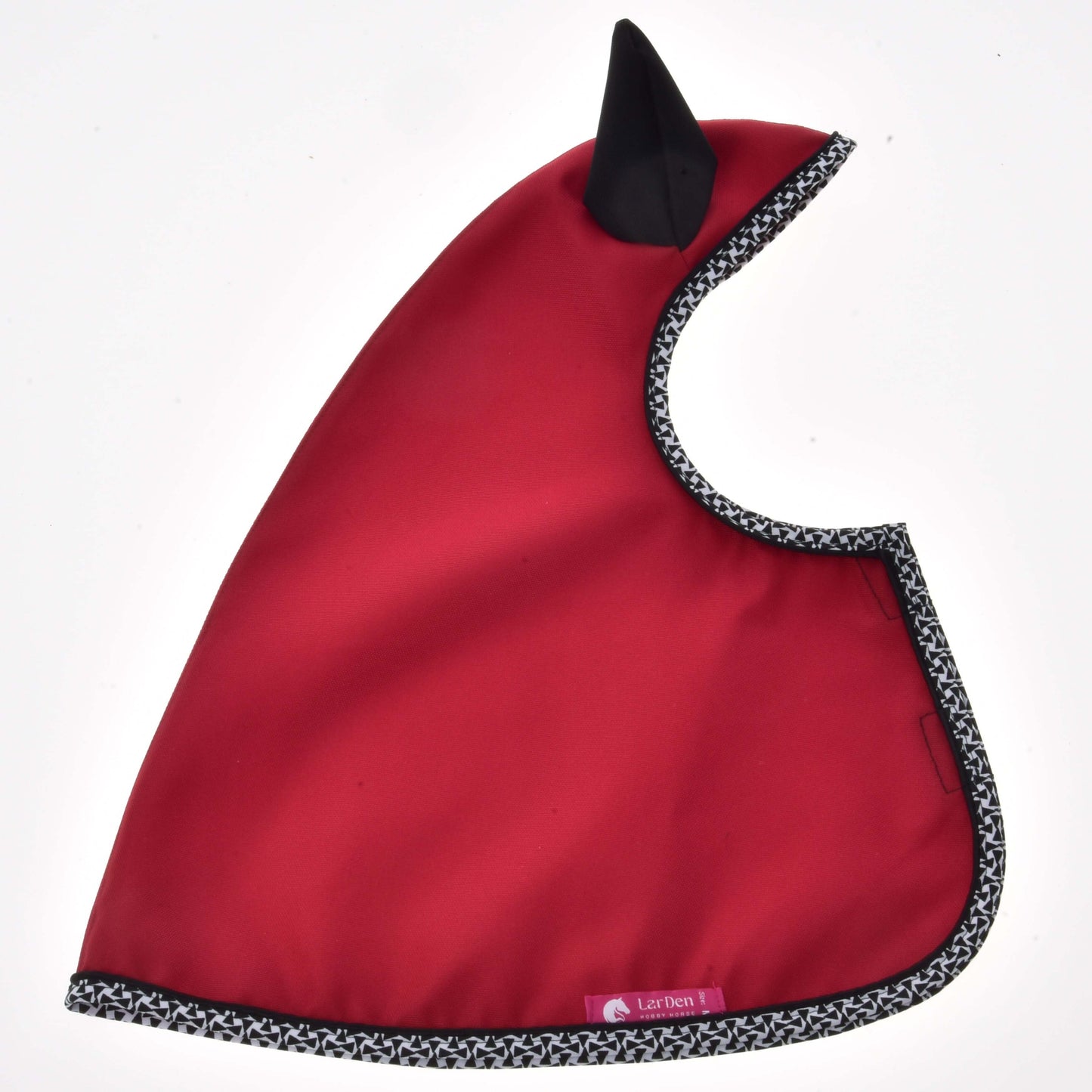 Die Regendecke Red Ferrari von Hobby Horse LarDen mit schwarz-weiß gemustertem Besatz und einem einzelnen schwarzen spitzen Ohr-Akzent, flach liegend vor weißem Hintergrund.