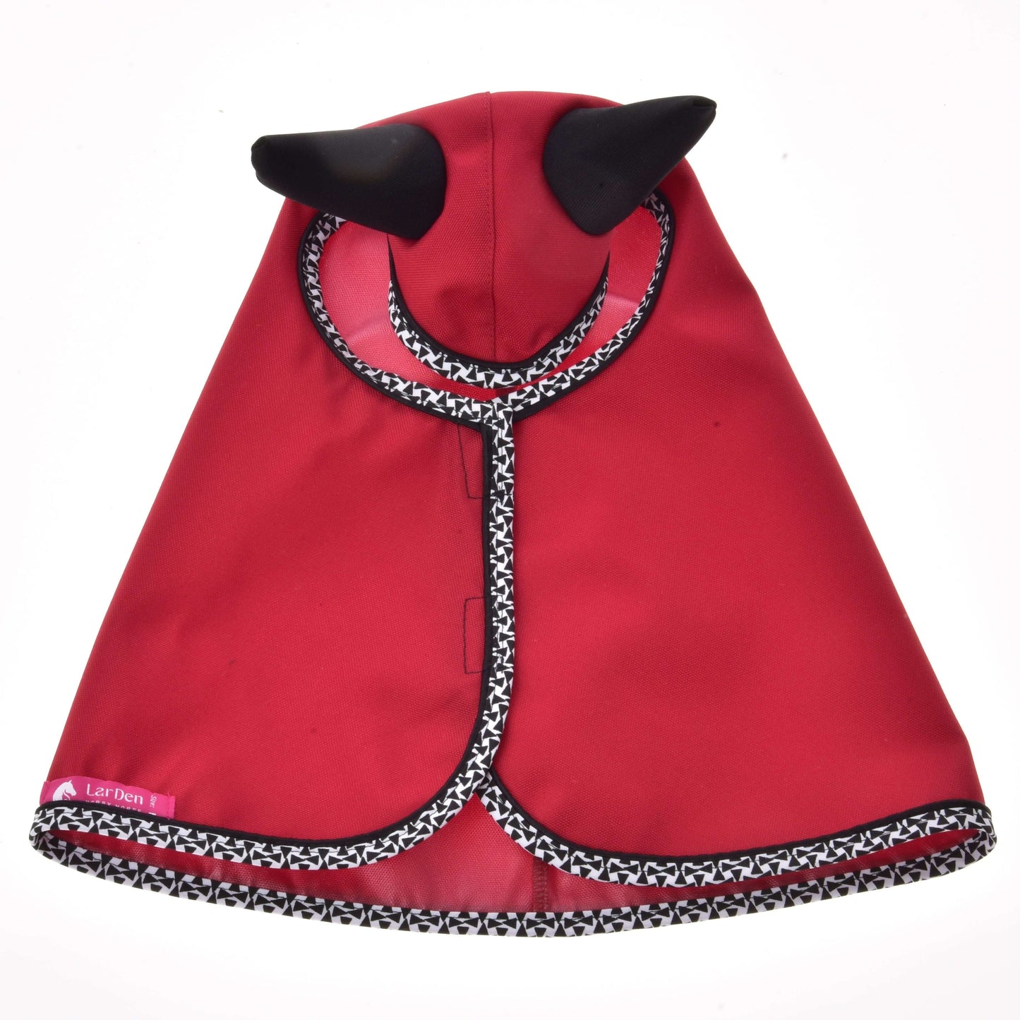 Die Regendecke Red Ferrari von Hobby Horse LarDen ist ein rotes Cape mit schwarz-weißem Besatz und schwarzen hornähnlichen Formen, das zugleich als wetterfestes Teufelskostüm für das nächste Abenteuer deines flauschigen Freundes dient.