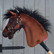 Hobby Horse Roger in Seitenansicht, brauner Plüsch-Hannoveraner mit schwarzer Mähne und schwarzem Halfter