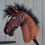 Hobby Horse Roger von LarDen, brauner Plüsch-Hannoveraner mit schwarzer Mähne und schwarzem Halfter