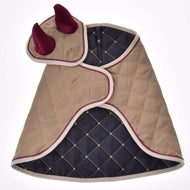 Set Roma von Hobby Horse LarDen ist ein beigefarbener und dunkelblauer gesteppter Haustiermantel mit Rautensteppung, weißem Besatz und dunkelroten Ohrenakzenten an der Kapuze – ideal für Haustiere, die den gemütlichen Komfort eines Deckensets lieben.