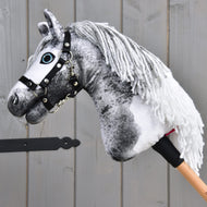 Hobby Horse Rosie im linken Profil mit schwarzem Halfter und weißer Garnmähne