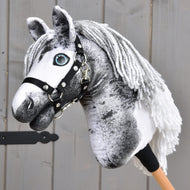 Hobby Horse Rosie von LarDen, schwarz-weißes Hobby Horse der limitierten Kollektion mit weißer Garnmähne