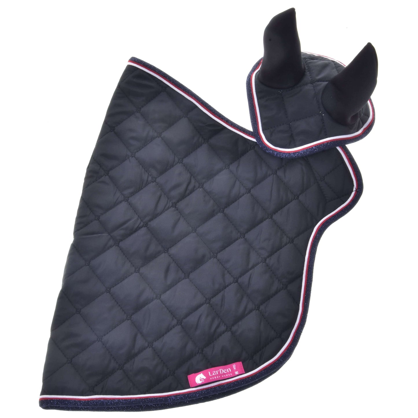 Set Royal von Hobby Horse LarDen ist eine schwarze gesteppte Decke mit Rautenmuster, rosa-weißem Besatz, aufrechten Ohren und einem rosa Etikett am unteren Rand – vereint Stil und Funktion für dein Pferd.