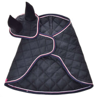 Set Royal von Hobby Horse LarDen ist ein schwarzes gestepptes Pferde-Accessoire mit Ohrenhaube, eingefasst in Rosa und glitzerndem Blau – ideal als stilvolles Decken- oder Fliegenhauben-Set.