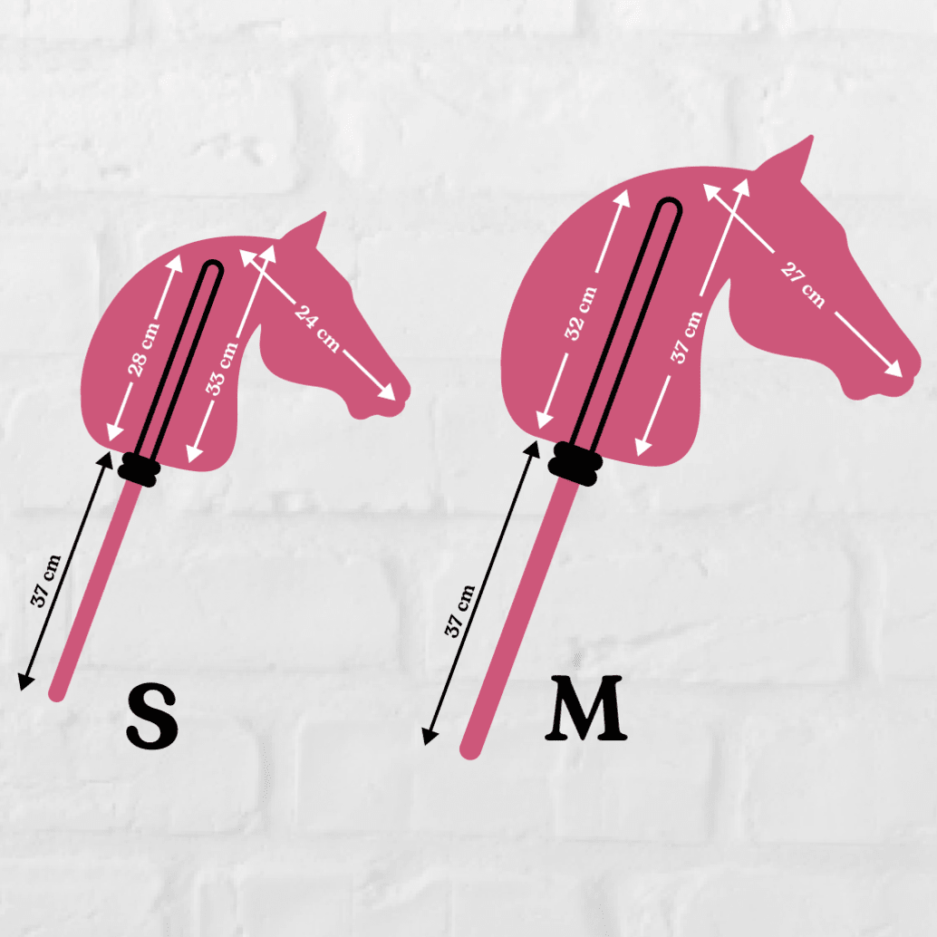 Diagramm mit zwei rosa Hobby Horse-Köpfen, beschriftet mit S und M, mit Pfeilen und Maßen: S – Kopflänge 28 cm, Höhe 24 cm, Stock 37 cm; M – Kopflänge 32 cm, Höhe 27 cm, Stock 37 cm. Perfekt für Hobby Horsing-Begeisterte.