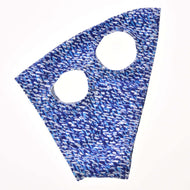 Hobby Horse LarDen „Pferdemaske ohne Ohren See“, eine blau-weiß gemusterte Stoffmaske mit zwei Ohröffnungen, ideal als waschbarer Überzug oder zum Schutz deines Hobby Horse, vor weißem Hintergrund.