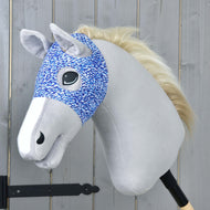 Hobby Horse LarDen „Pferdemaske ohne Ohren See“ mit hellgrauem Gesicht, weißer Mähne, blau-weiß gemustertem Zaumzeug und waschbarem Überzug auf einem Holzstab, vor einem Hintergrund aus hellen Holzpaneelen.