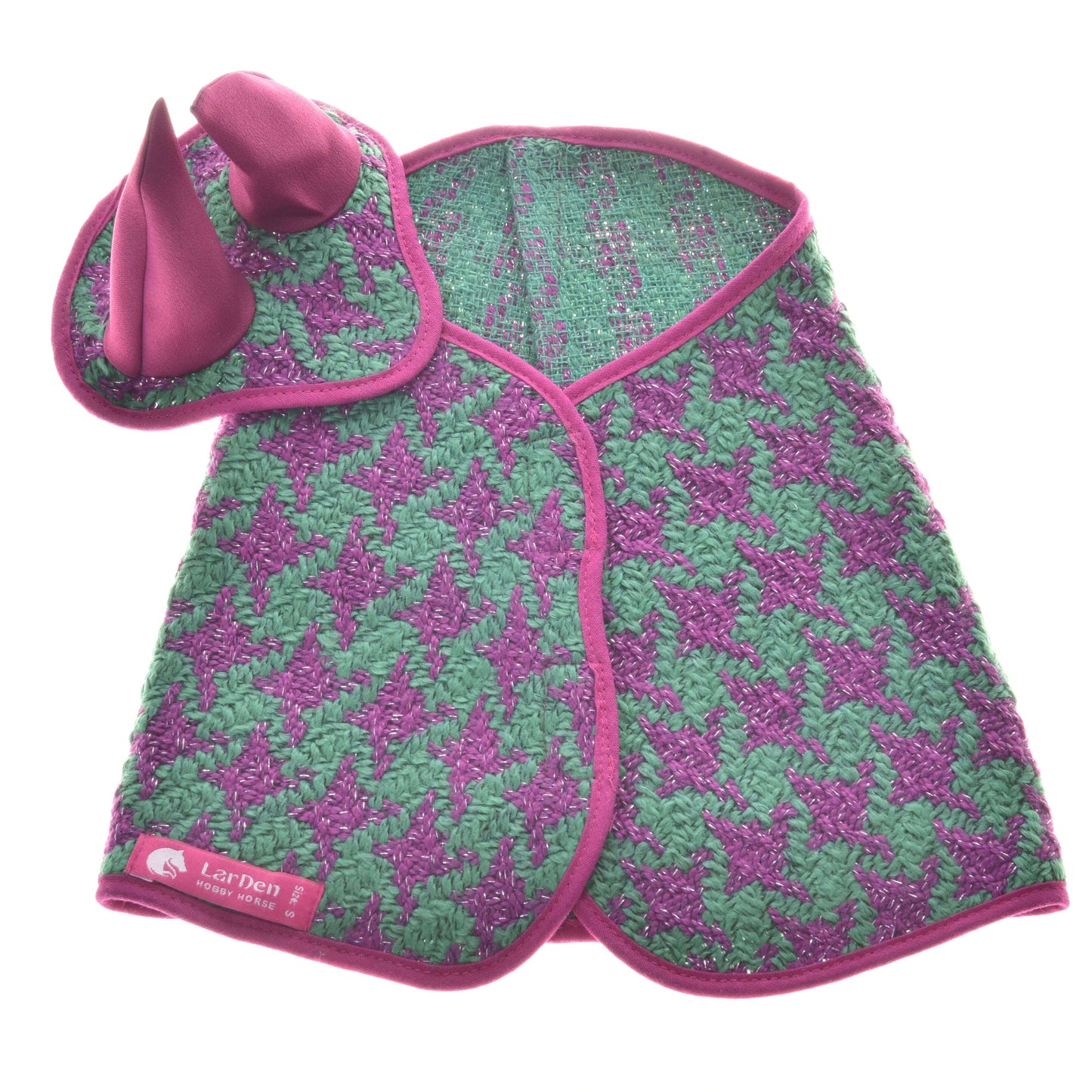 Ein gewebter Hundemantel in Grün und Lila mit Hahnentrittmuster, rosa Besatz und passender Fliegenhaube aus der Set Coco Kollektion von Hobby Horse LarDen, vor weißem Hintergrund.