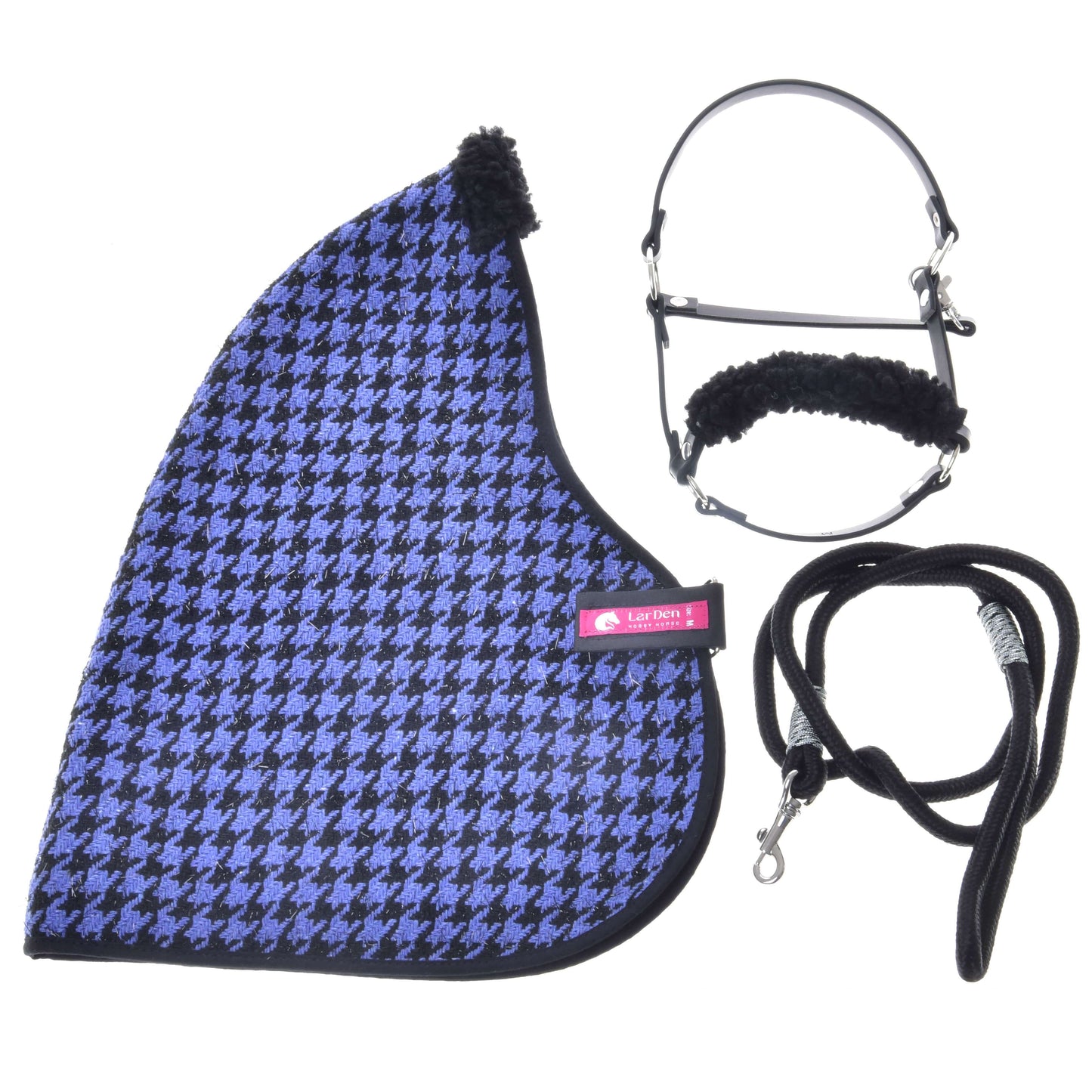 Set Harmony Blue von Hobby Horse LarDen enthält eine blaue und schwarze Schabracke mit Hahnentrittmuster und schwarzem Besatz, ein passendes schwarzes Halfter für Hobby Horse mit Fleecepolsterung, ein schwarzes Führseil mit Metallclip und eine gemütliche Stalldecke für dein Pferd.