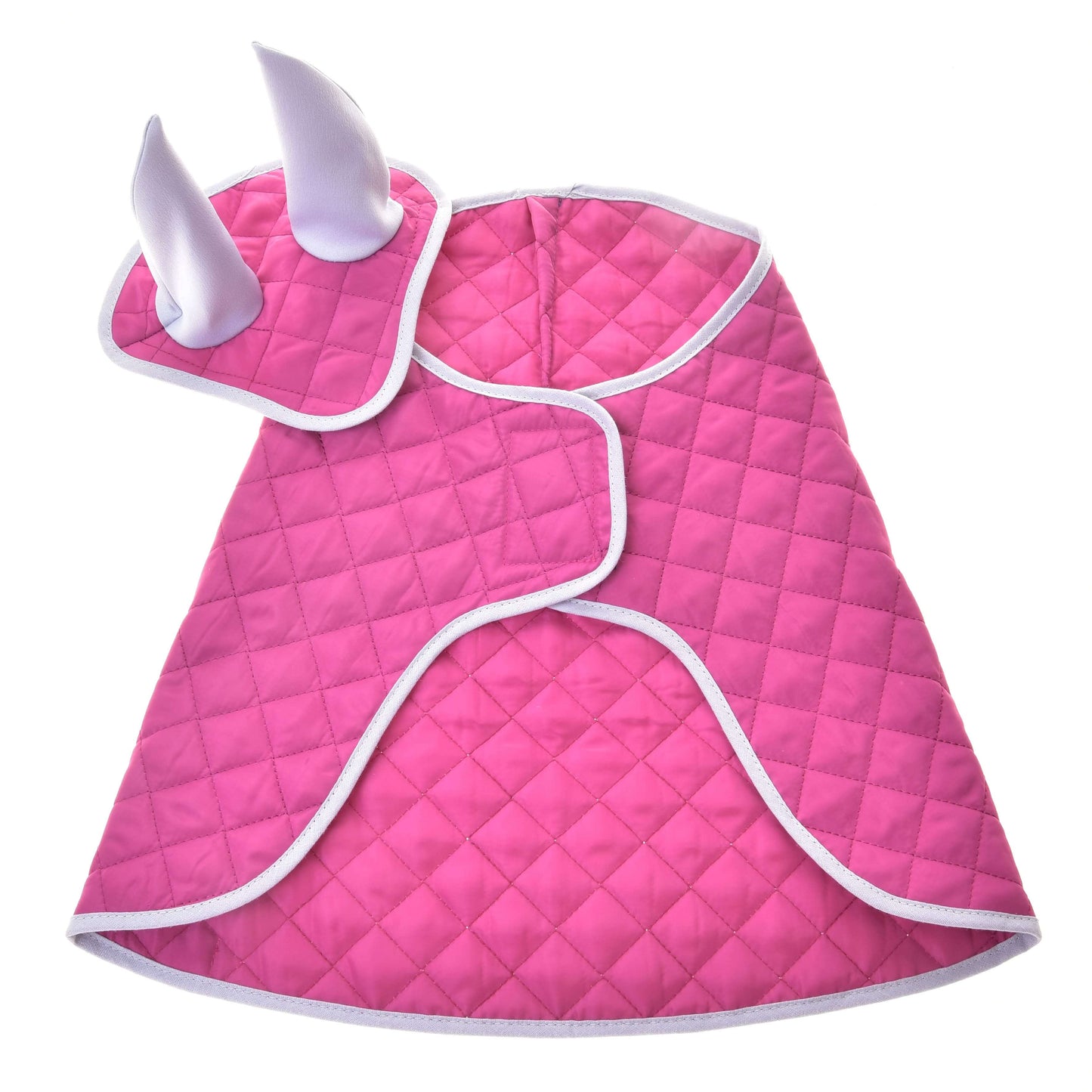 Das Hobby Horse LarDen Set Hot Pink Silver ist ein gestepptes Kostüm in leuchtendem Pink mit weißem Besatz und silbernen Akzenten sowie plüschigen Hörnern auf einer passenden Haube – ideal als verspieltes Outfit und perfekt in Kombination mit einem kuscheligen Deckenset.