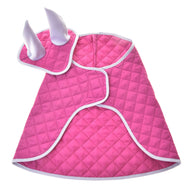 Das Hobby Horse LarDen Set Hot Pink Silver ist ein gestepptes Kostüm in leuchtendem Pink mit weißem Besatz und silbernen Akzenten sowie plüschigen Hörnern auf einer passenden Haube – ideal als verspieltes Outfit und perfekt in Kombination mit einem kuscheligen Deckenset.