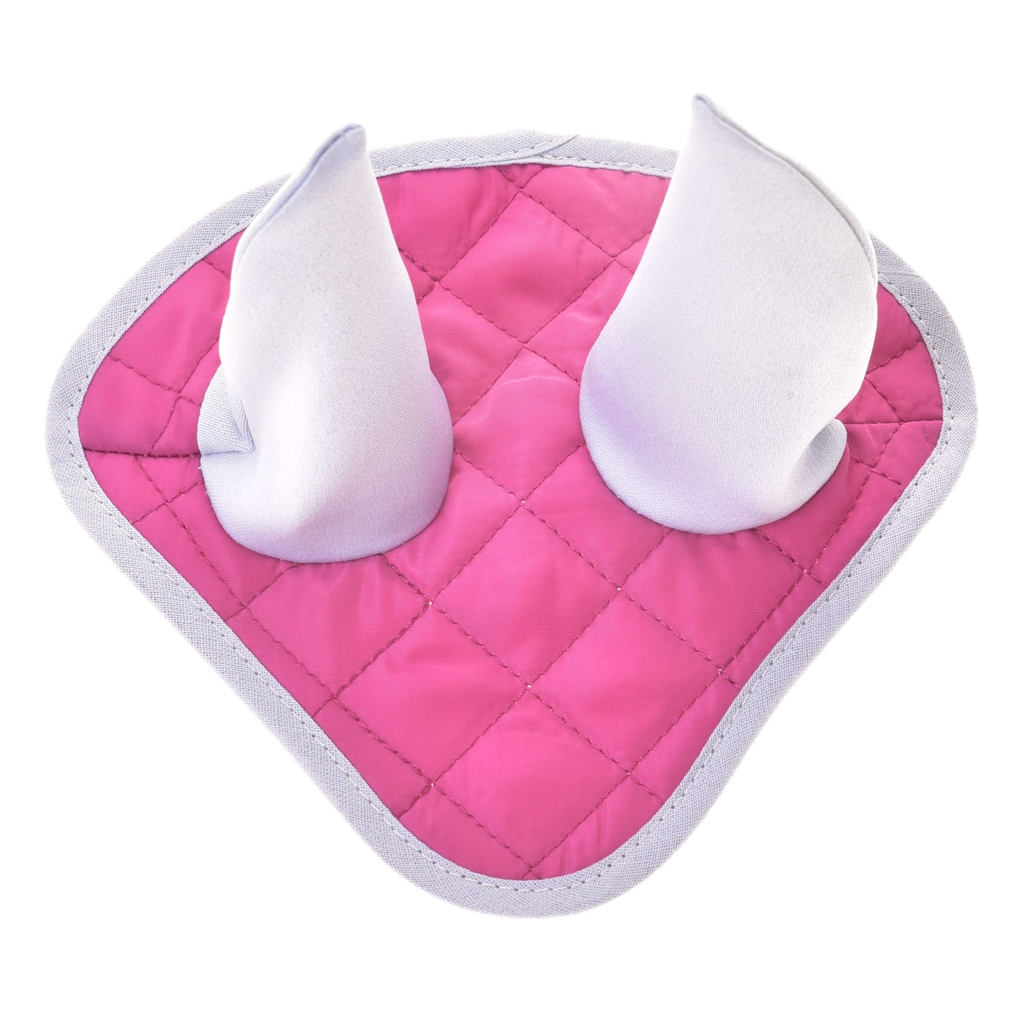 Das Set Hot Pink Silver von Hobby Horse LarDen zeigt gesteppten Stoff in Hot Pink mit zwei weißen ohrähnlichen Formen und silbernem Besatz – ideal als verspielte Fliegenhaube oder als Akzent für eine Decke.