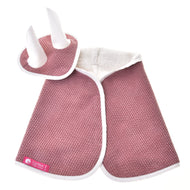 Das Set Manchester Tea Rose von Hobby Horse LarDen ist ein rosa Kostüm mit strukturierter Oberfläche und weißem Besatz, einschließlich eines Umhangs und eines Kopfteils im Stil einer Fliegenhaube mit zwei weißen Hörnern, vor weißem Hintergrund.