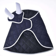 Der Hundemantel Set Monte von Hobby Horse LarDen ist ein dunkelblauer gesteppter Mantel mit weißer Einfassung, zwei Beinöffnungen und einer Brustklappe – perfekt abgestimmt auf deine liebste Pferdedekoration oder Hobby Horse Decke.