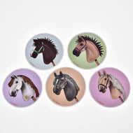 Fünf runde Set Stickers New von Hobby Horse LarDen, jeweils mit einem illustrierten Hobby Horse-Kopf, sind kreisförmig angeordnet und haben pastellblaue, grüne, violette, beige und rosa Hintergründe.