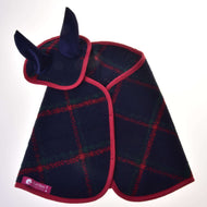 Set Tartan von Hobby Horse LarDen enthält eine kleine Decke mit Karomuster und rotem Rand sowie zwei dunkelblaue Ohrenschützer – ideal als Pferdedekoration oder Ohrenkappen-Set für dein Hobby Horse.