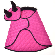 Das Set Thermo Pink von Hobby Horse LarDen ist ein pinker gesteppter Mantel mit schwarzer Einfassung und einer Kapuze mit zwei schwarzen Plüschhörnern, freigestellt vor weißem Hintergrund.