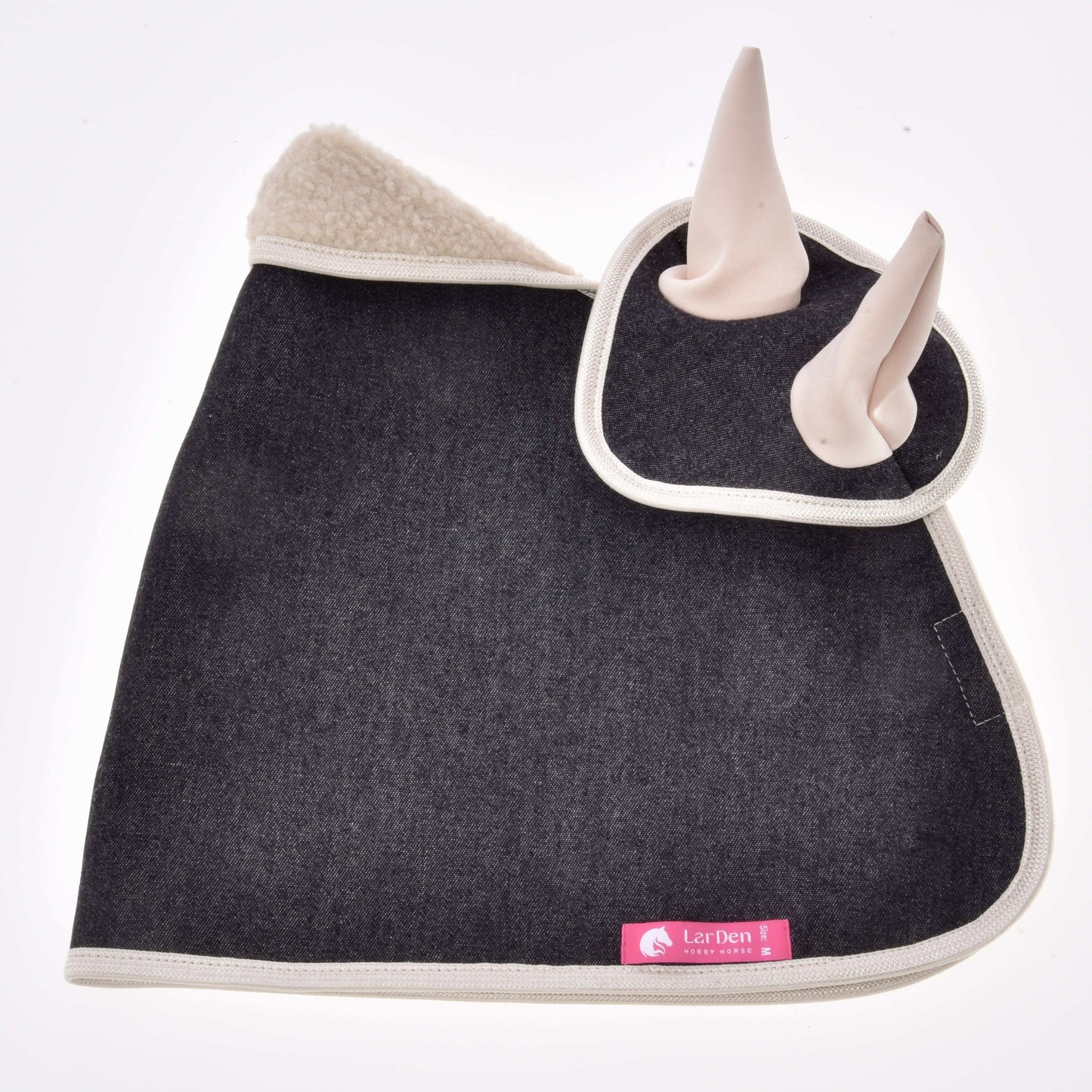 Eine stilvolle Fliegenhaube von Hobby Horse LarDen, Set Blue Denim, mit dunkelgrauem Stoff, cremefarbener Borte, sherpagefüttertem Oberteil, zwei hellen Ohren und einem rosa „LarDen“-Label am Rand – ideal als Dekoration für Hobby Horse.
