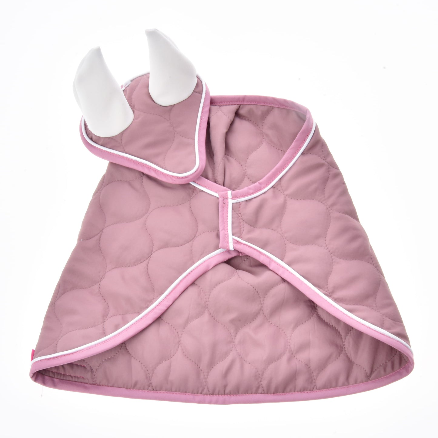 Das Hobby Horse LarDen Set Dusty Rose zeigt ein gestepptes hellviolettes Cape mit weißem Besatz und zwei weichen weißen Hörnern an einem passenden Kragen, ähnlich einer verspielten Ohrenkappe. Flach liegend vor weißem Hintergrund.